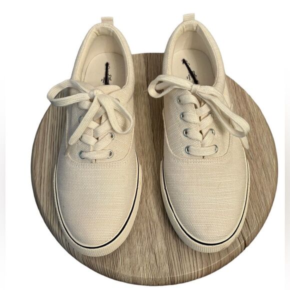 Universal Thread White Sneakers Size 7 - Picture 7 of 7